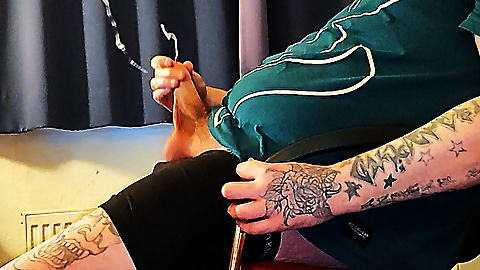 Moan and cum massive, while jerking in the chair by watching porns