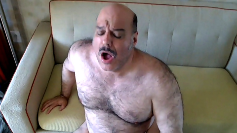 BullMuscleJoe has fun jerking off well on the couch