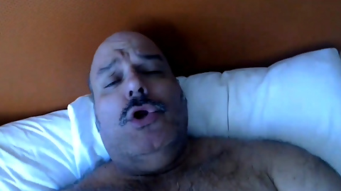 BullMucleJoe alone in his bed jerking off for you looking at cam
