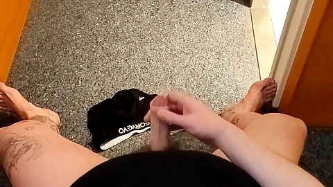 Heavy cumshot in the hallway from the hotel room