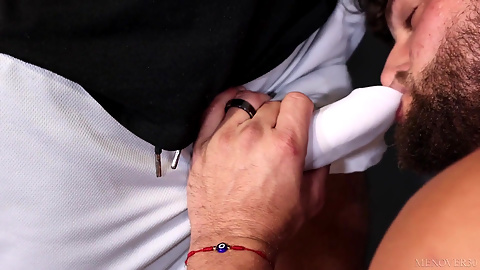 Menover30 locker room loads