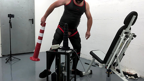 Front view fucking machine Mr Ed dildo huge plug maskulo leggings