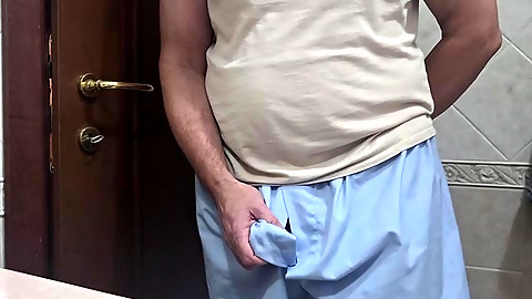 Wanking in and out before cum